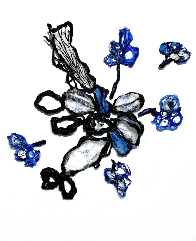 Blå, svarta och transparenta blomliknande former av bearbetat material i Butterfly Effects.