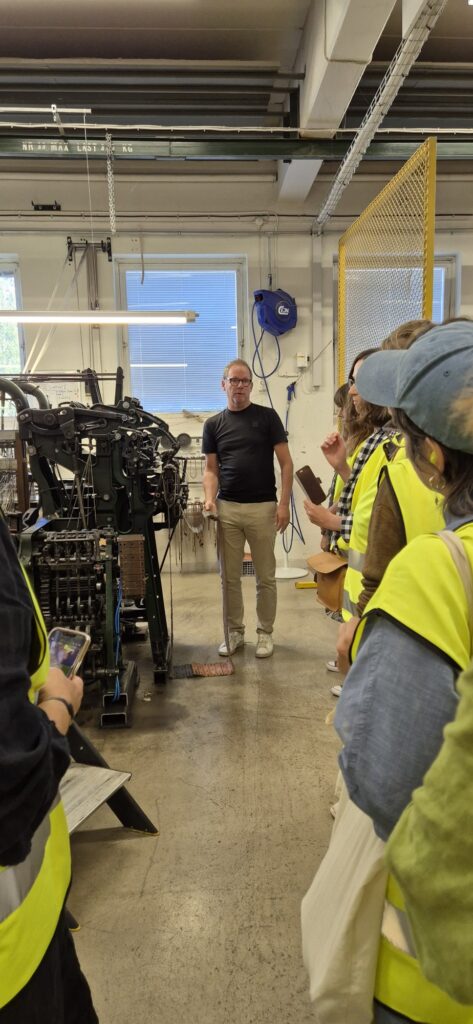 Studerande och personal får en visning i Kasthalls mattproduktion i Kinna.