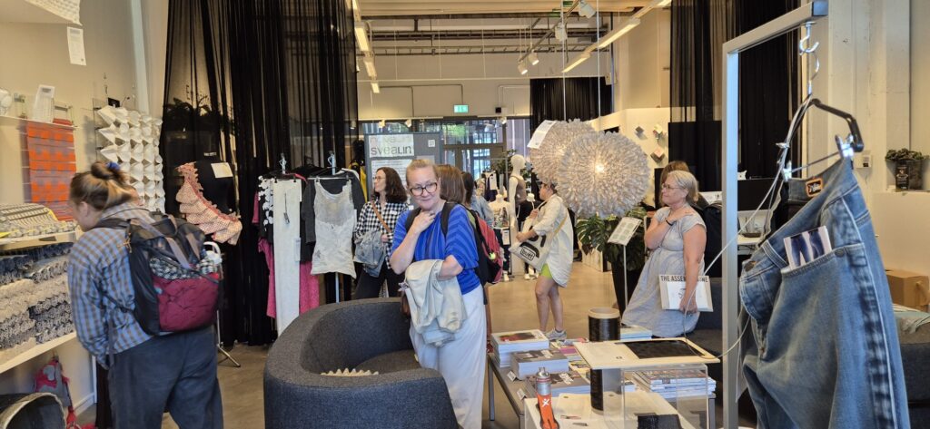 Gruppen besöker Smart Textiles utställningsmiljö med textila material och produktprover.