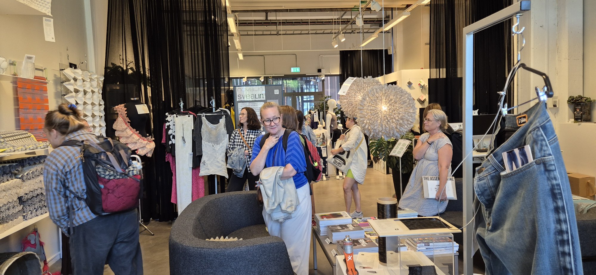 Gruppen besöker Smart Textiles utställningsmiljö med textila material och produktprover.